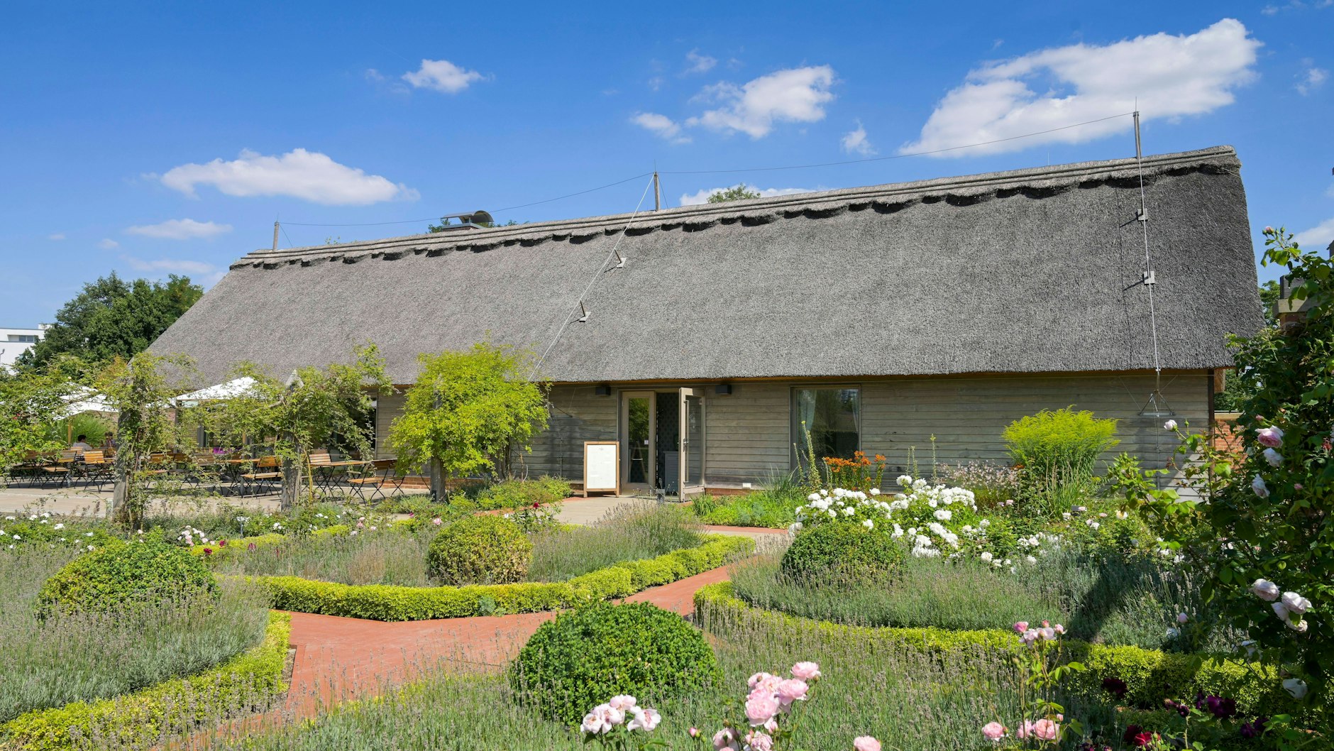 Der Cottage-Garten in den Gärten der Welt in Marzahn ist die perfekte Kulisse am Krönungstag.&nbsp;