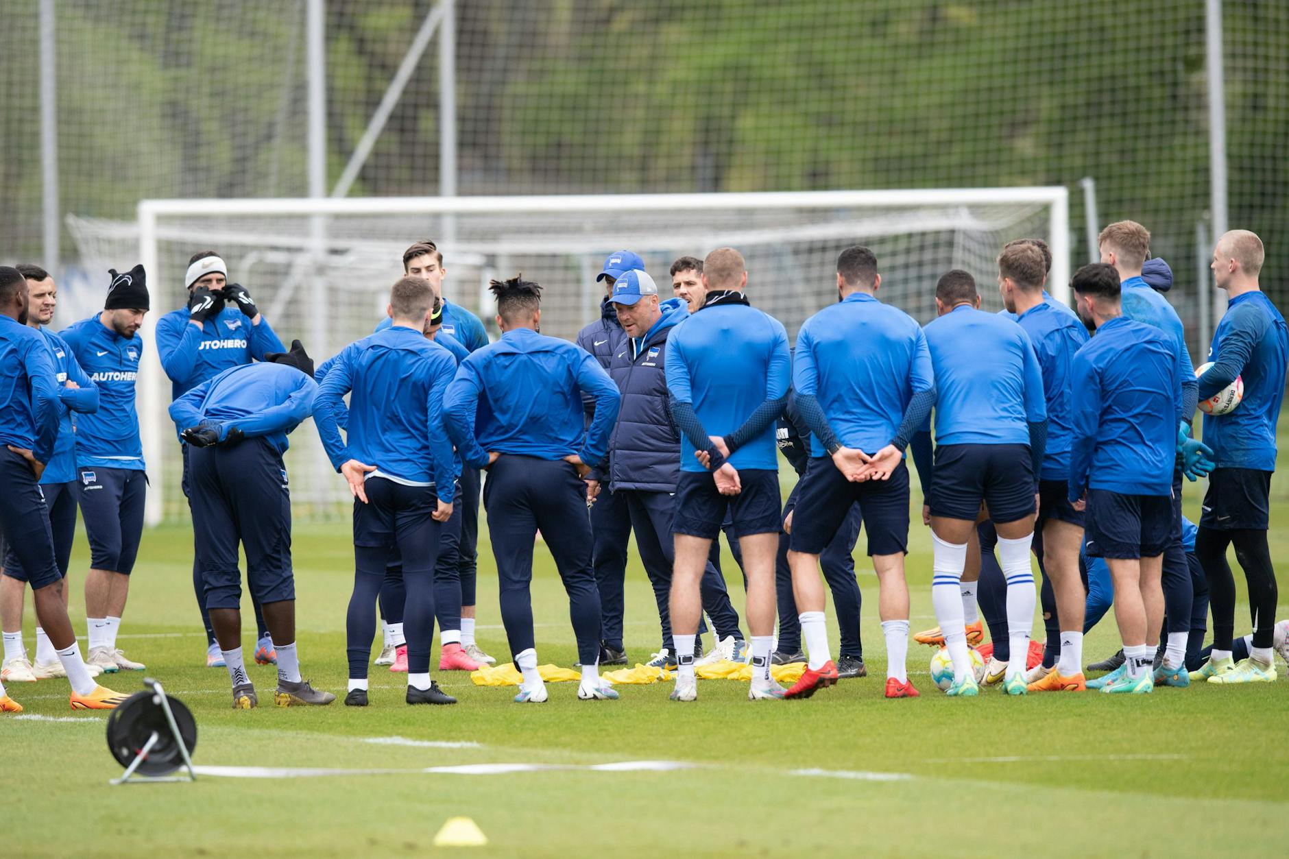 Trainer Pal Dardai (M.) schwor die Woche über alle Spieler von Hertha BSC auf das Duell gegen den VfB Stuttgart ein.