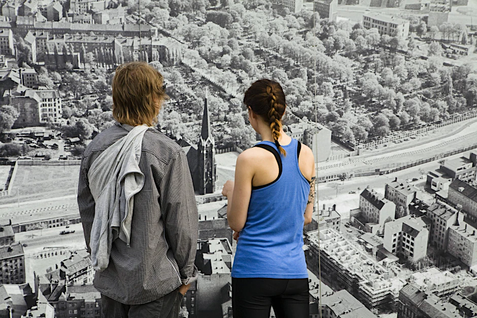 Ein Blick in die Vergangenheit: An der Bernauer Straße kann man sehen, wie es zu Mauerzeiten mal aussah – die Versöhnungskirche mitten im Todesstreifen.