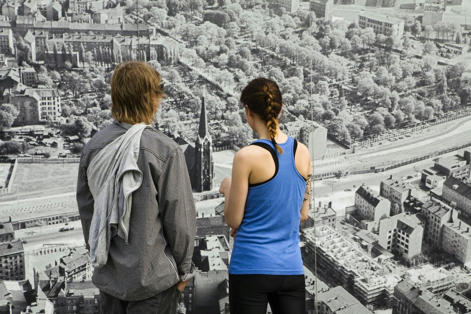 Ein Blick in die Vergangenheit: An der Bernauer Straße kann man sehen, wie es zu Mauerzeiten mal aussah – die Versöhnungskirche mitten im Todesstreifen.