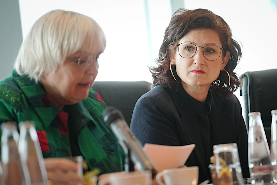 Claudia Roth (l), Staatsministerin für Kultur und Medien, und Ferda Ataman, die unabhängige Bundesbeauftragte für Antidiskriminierung.  