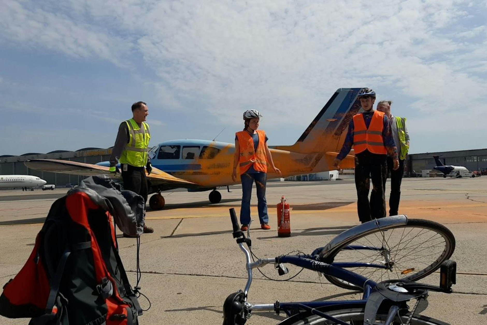 Aktivisten haben am Freitag auf dem BER Privatflugzeuge mit Farbe besprüht. Ein vierstündiger Privatflug verursacht so viel CO2, wie eine durchschnittliche Person in einem ganzen Jahr, sagen sie.&nbsp;