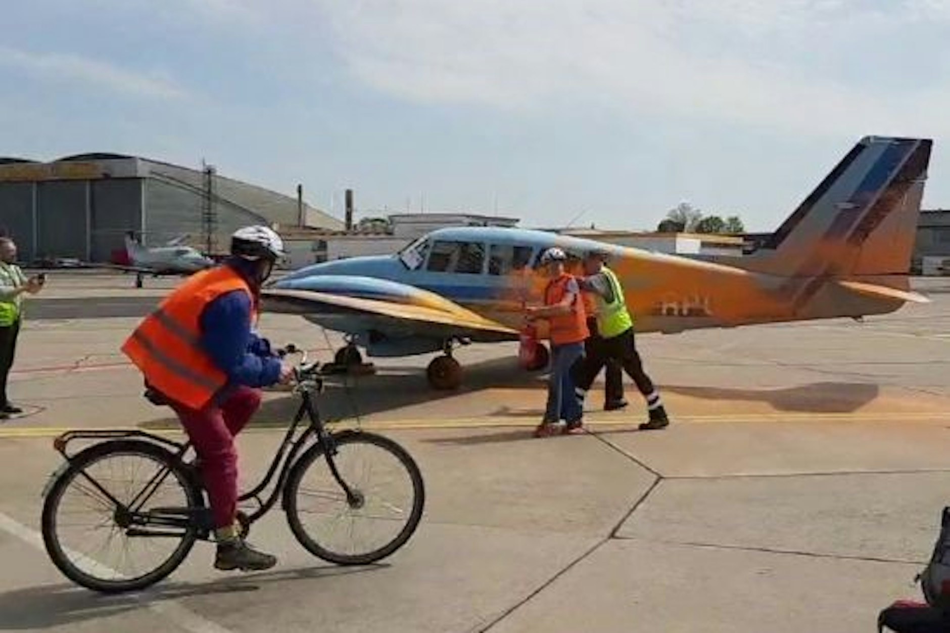 Flughafen BER: Ein Privatjet wird mit oranger Farbe beschmiert.