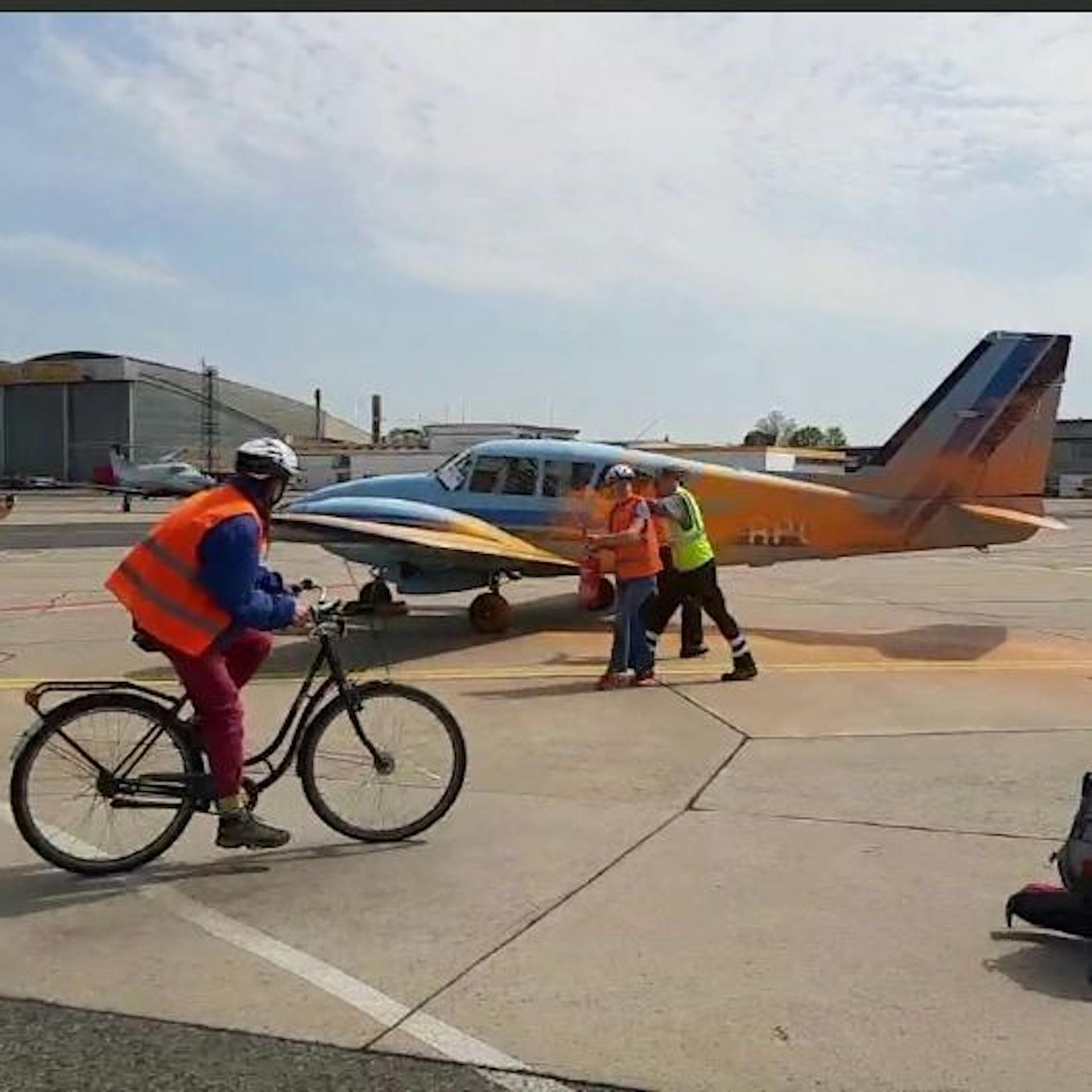 Flughafen BER: Letzte Generation besprüht Privatjets mit Farbe