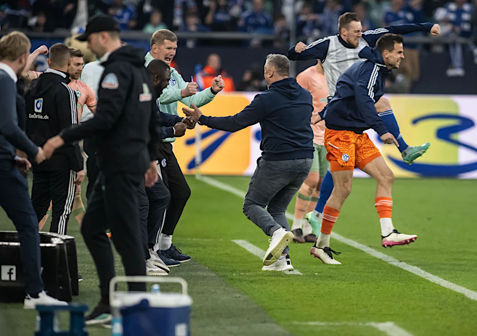 ARCHIV - Schalkes Trainer Thomas Reis (M) bejubelt den Schlusspfiff beim Spiel gegen Bremen.  