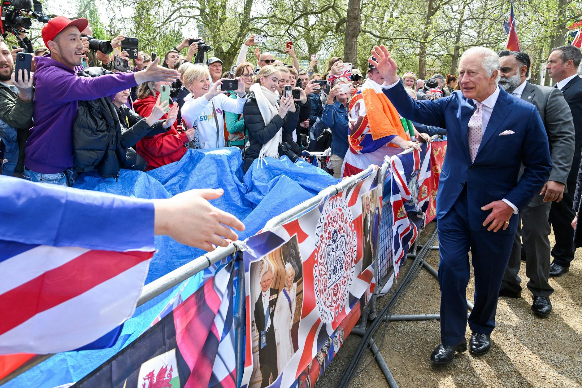 König Charles III begrüßt am Tag vor seiner Krönung wartende Menschen am Buckingham Palast.