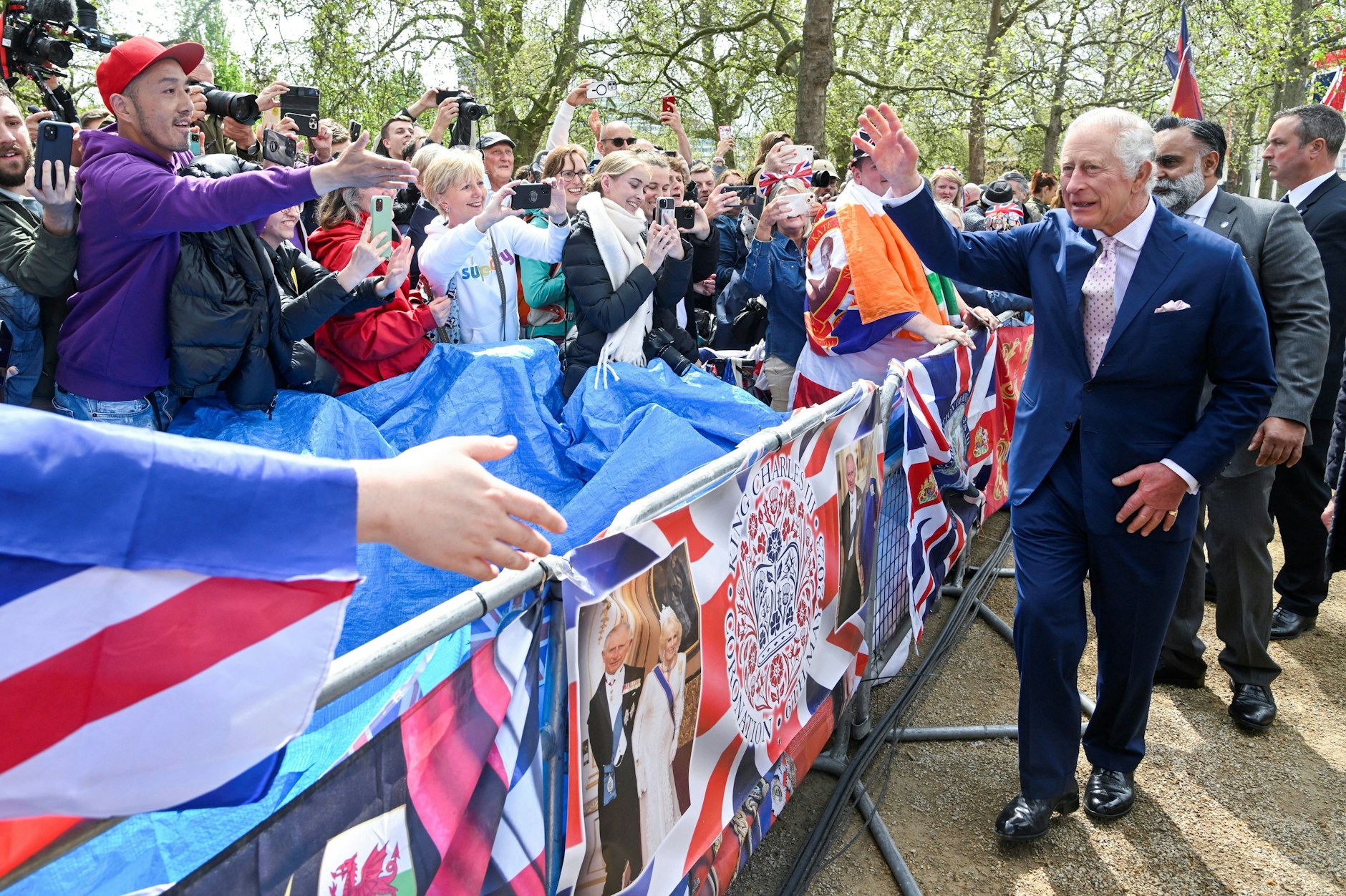 König Charles III begrüßt am Tag vor seiner Krönung wartende Menschen am Buckingham Palast.