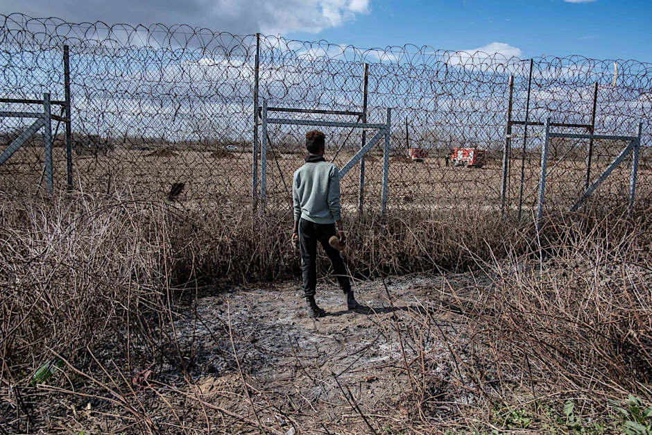 Ein Migrant am Grenzzaun an der türkisch-griechischen Grenze in Pazarkule.&nbsp;