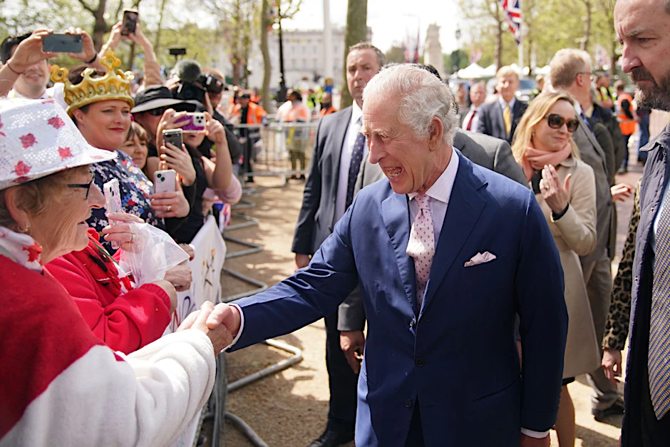 Am Freitagnachmittag schüttelte Charles III. Hände vor dem Buckingham Palace. Da immerhin war das Wetter noch gut.&nbsp;