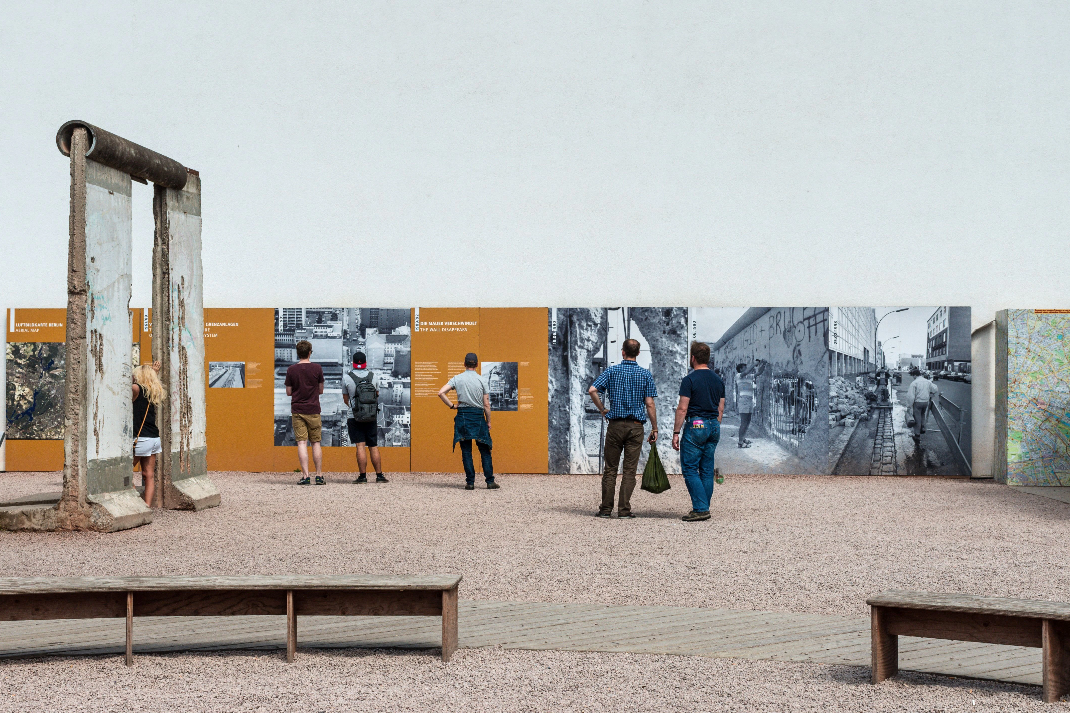 Am Checkpoint Charlie gibt es auch eine Open-Air-Ausstellung.