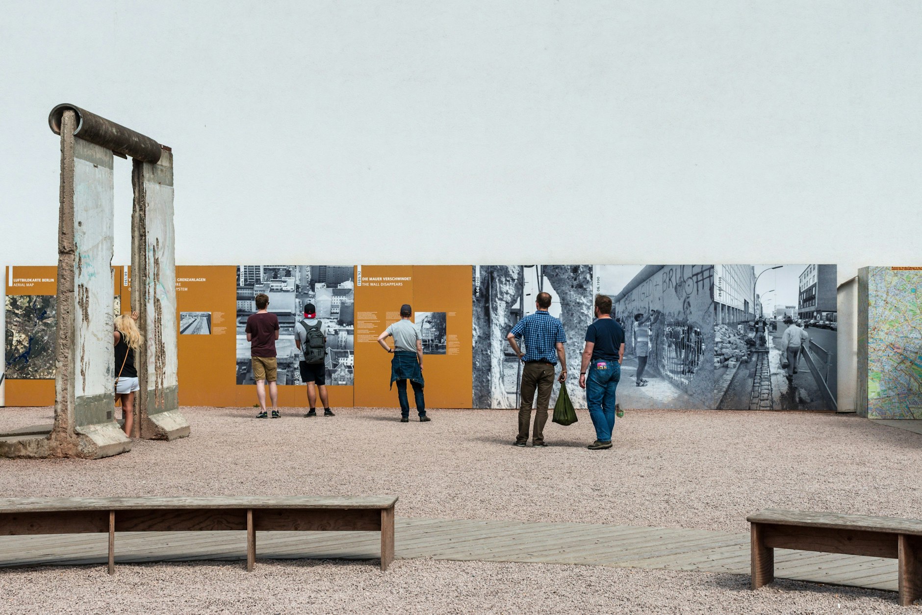 Am Checkpoint Charlie gibt es auch eine Open-Air-Ausstellung.