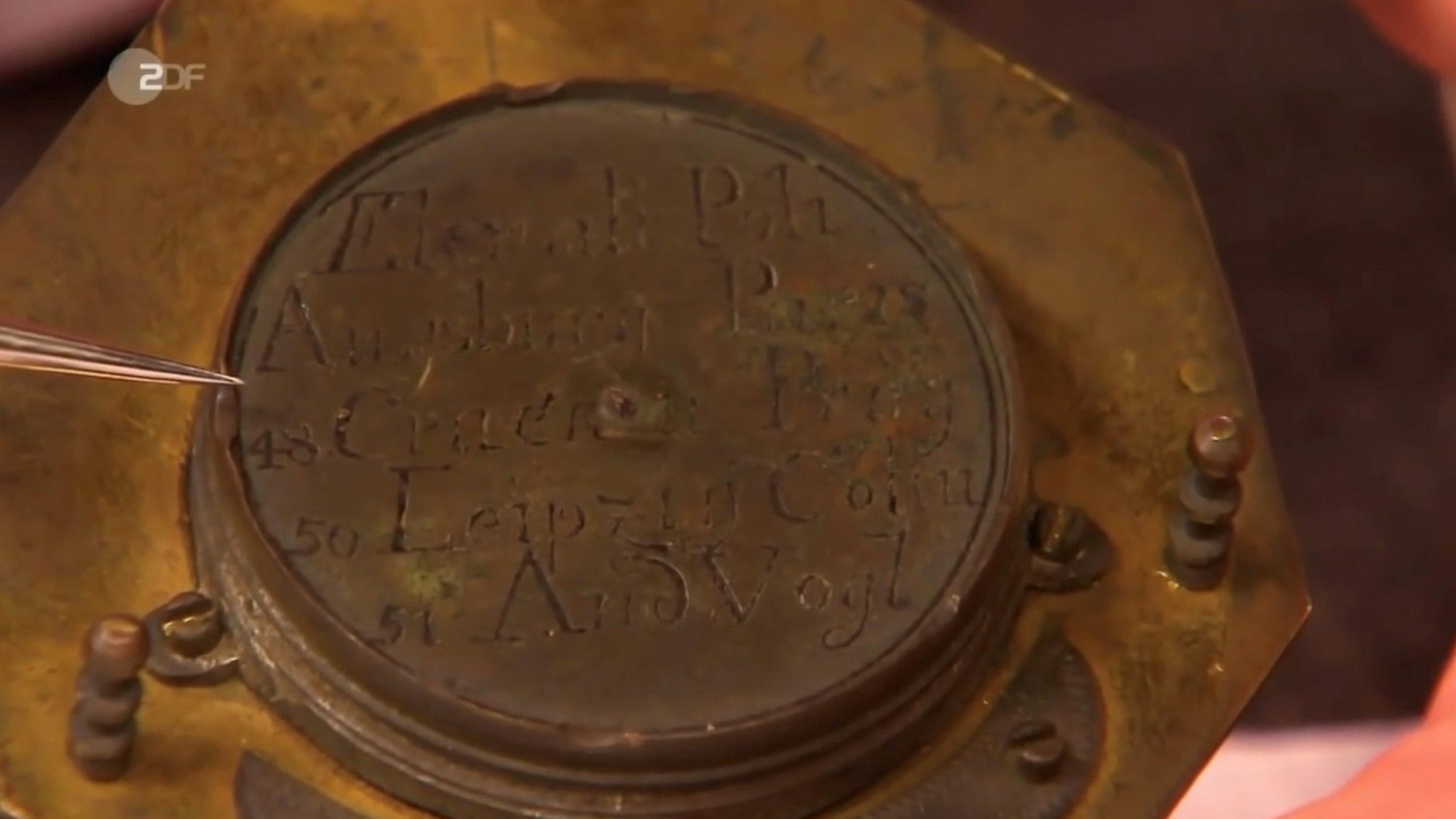 Auf der Rückseite der Sonnenuhr bei „Bares für Rares“ sind die Längengrade einiger Städte eingraviert.