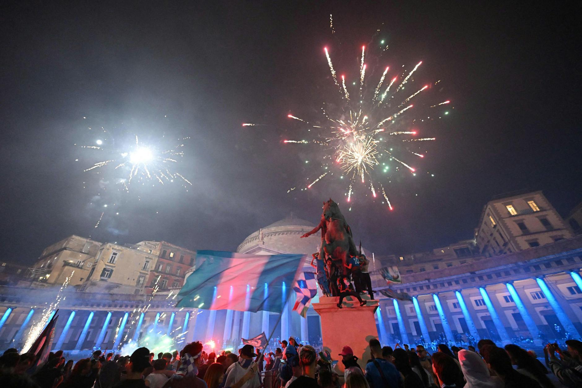 Neapel feiert den Titel mit viel Feuerwerk und Knallraketen an der Piazza del Plebiscito.<a href="https://de.wikipedia.org/wiki/Piazza_del_Plebiscito"></a>