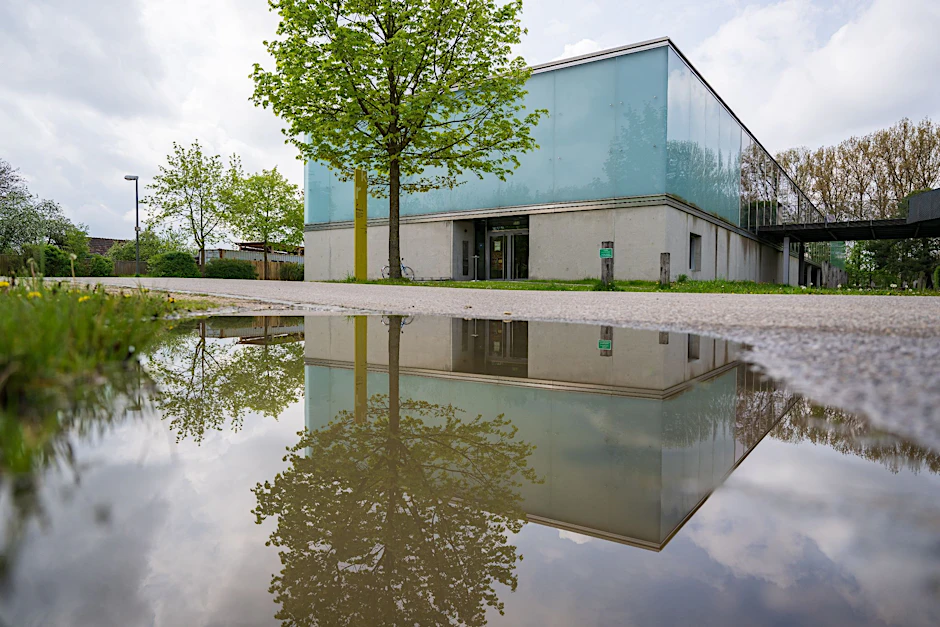Das Manchinger Kelten Römer Museum spiegelt sich in einer Pfütze. Das Haus ist nach dem Raub des Goldschatzes im November wieder geöffnet.  