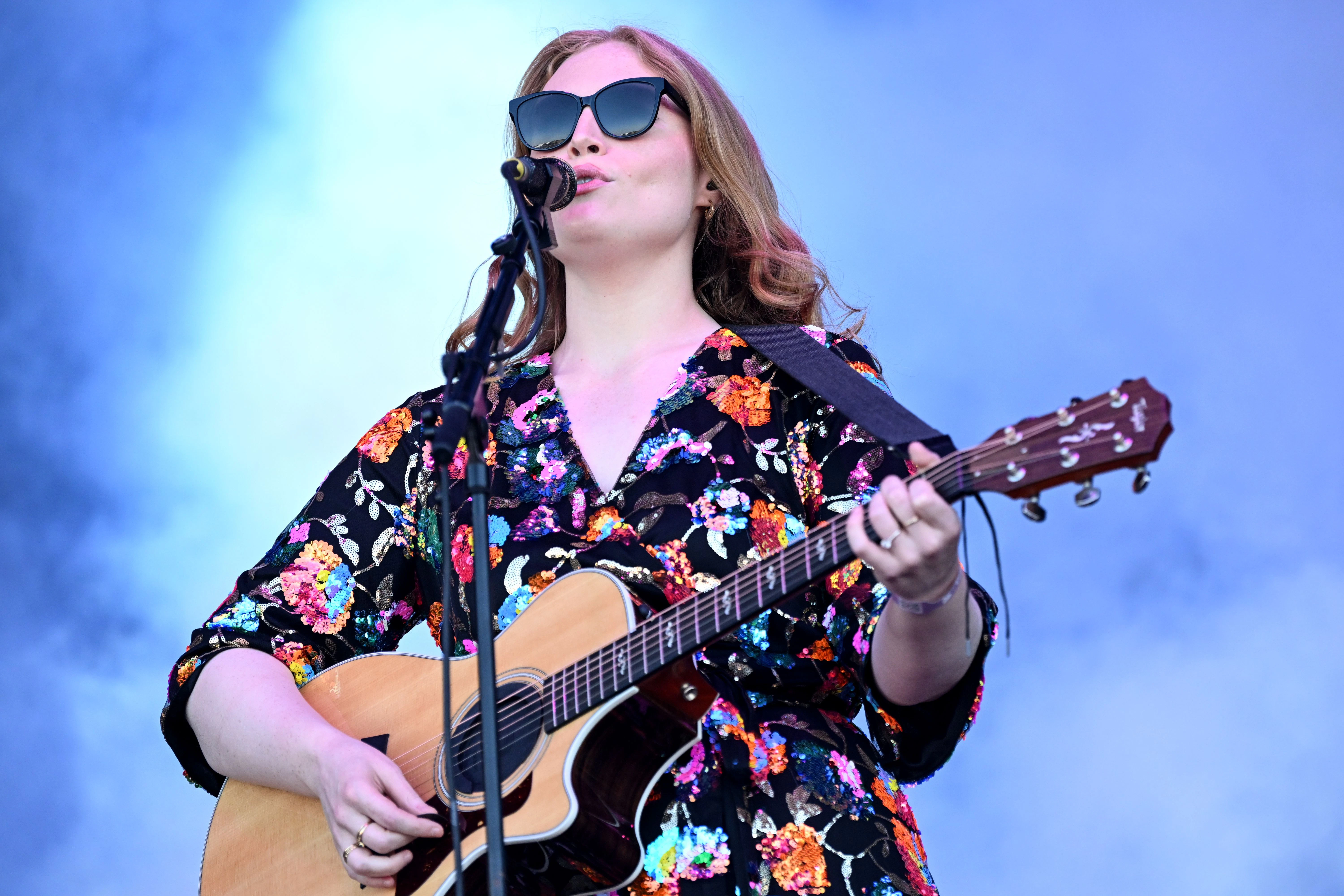 Die britische Sängerin Freya Ridings will für König Charles auftreten.