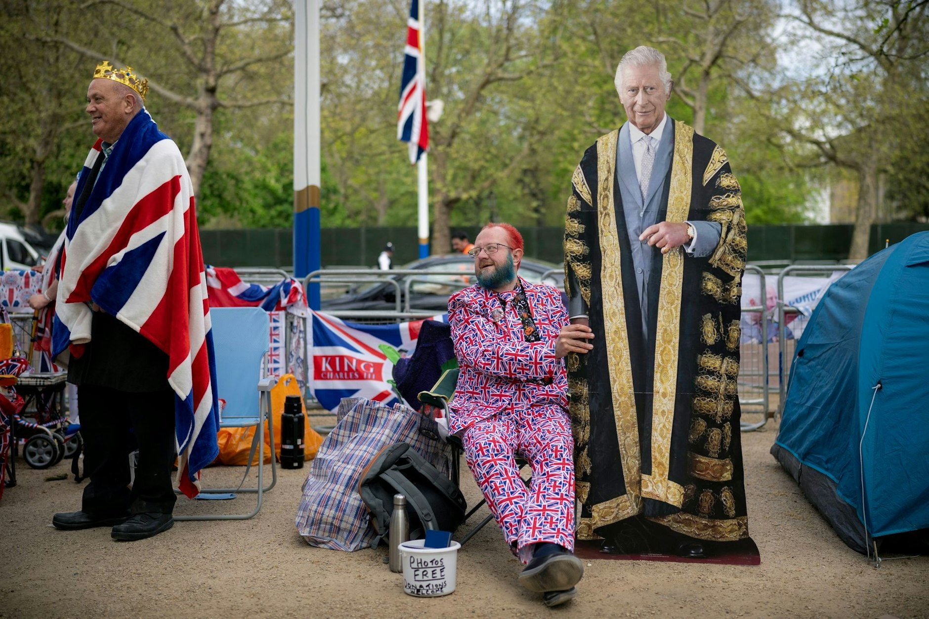 Am Samstag wird König Charles III. gekrönt. Am Tag davor campieren königliche Enthusiasten bereits an einem Teil der Prozessionsroute. Mit dabei, der König als Aufstellfigur.