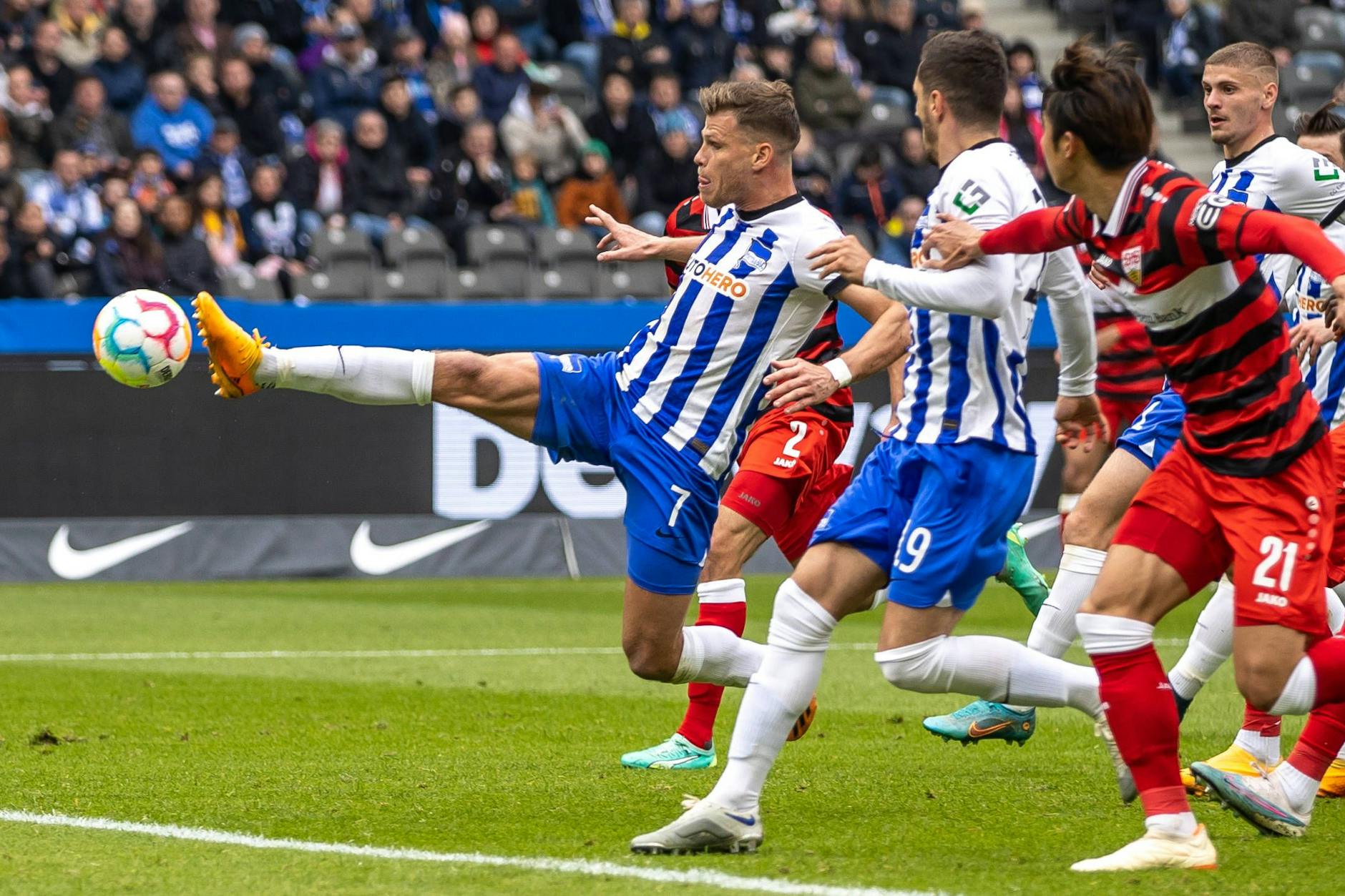 Mit der Sohle: Stürmer Florian Niederlechner erzielt kurz vor der Pause das 2:1 für Hertha BSC gegen den VfB Stuttgart. 