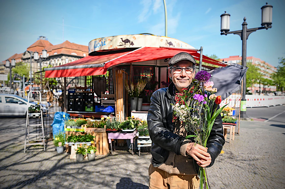 Kiosk-Chef Giuseppe Salanitri ist von der Baustelle umzingelt.&nbsp;