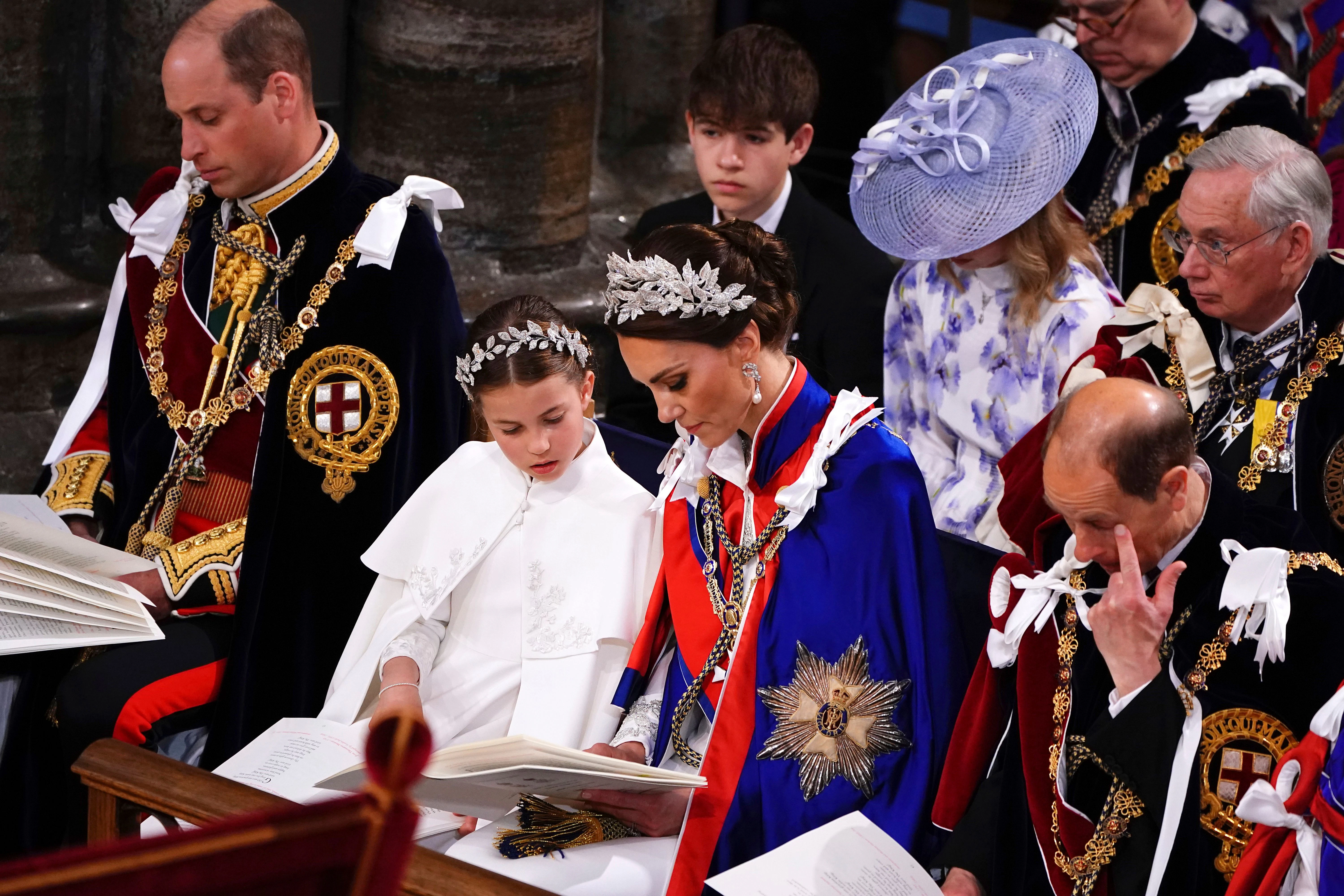 Und plötzlich ist der Platz leer. Der kleine Prinz ist zwischen seiner Schwester Charlotte und seiner Mutter Kate nicht mehr aufzufinden. Ein Versteckspiel?