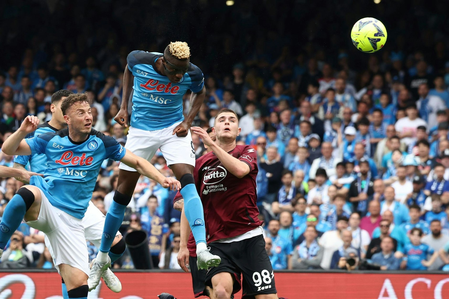 ARCHIV - Neapels Victor Osimhen (Mitte oben) in Aktion.  dpa