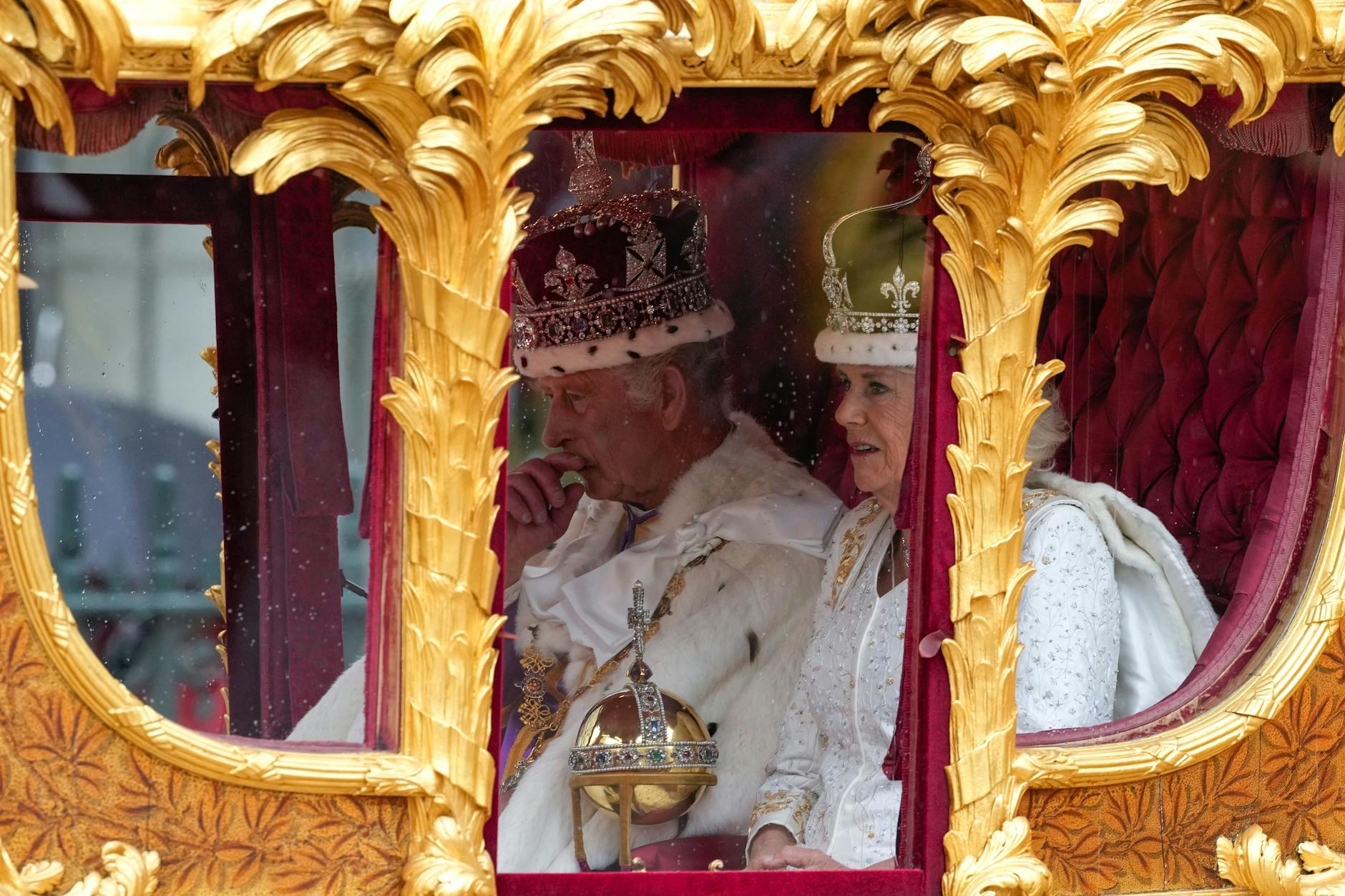 König Charles III. und Königin Camilla fahren nach der Krönungszeremonie mit der Goldenen Staatskutsche.