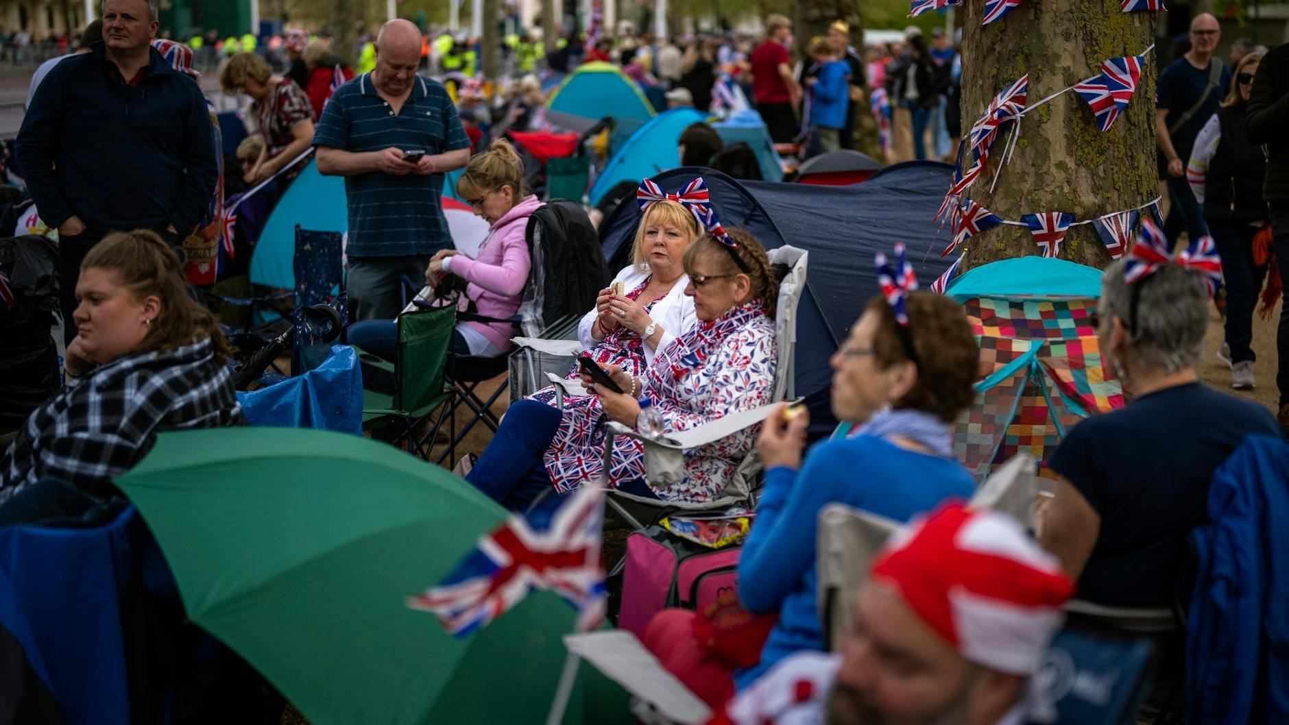 Fans der Königsfamilie versammeln sich entlang der Krönungsroute an der Prachtstraße «The Mall».