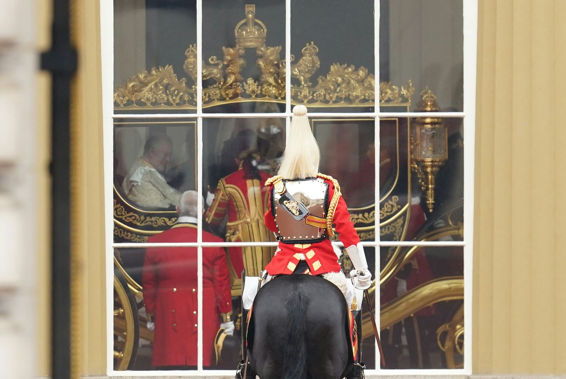 König Charles III. nimmt Platz in der Staatskutsche zum diamantenen Thronjubiläum vor der Krönungszeremonie im Buckingham Palast.