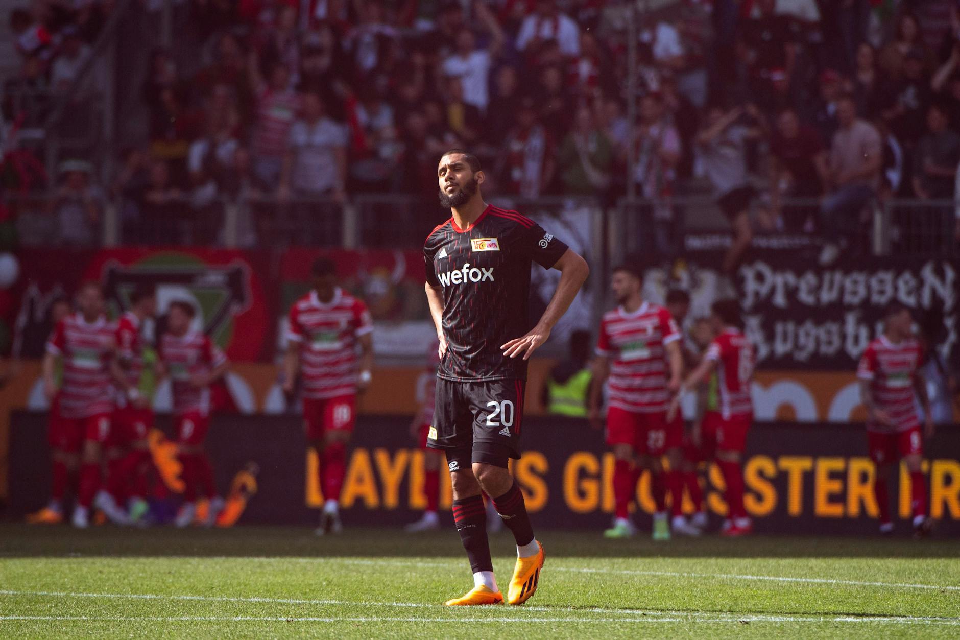 Aissa Laidouni ärgert sich über die Führung des FC Augsburg. 