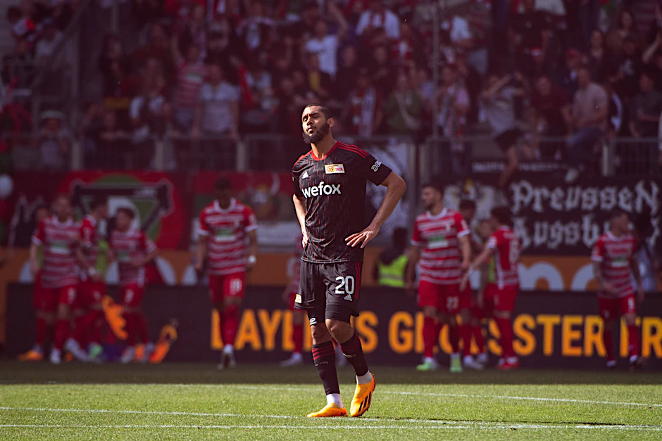 Aissa Laidouni ärgert sich über die Führung des FC Augsburg.&nbsp;