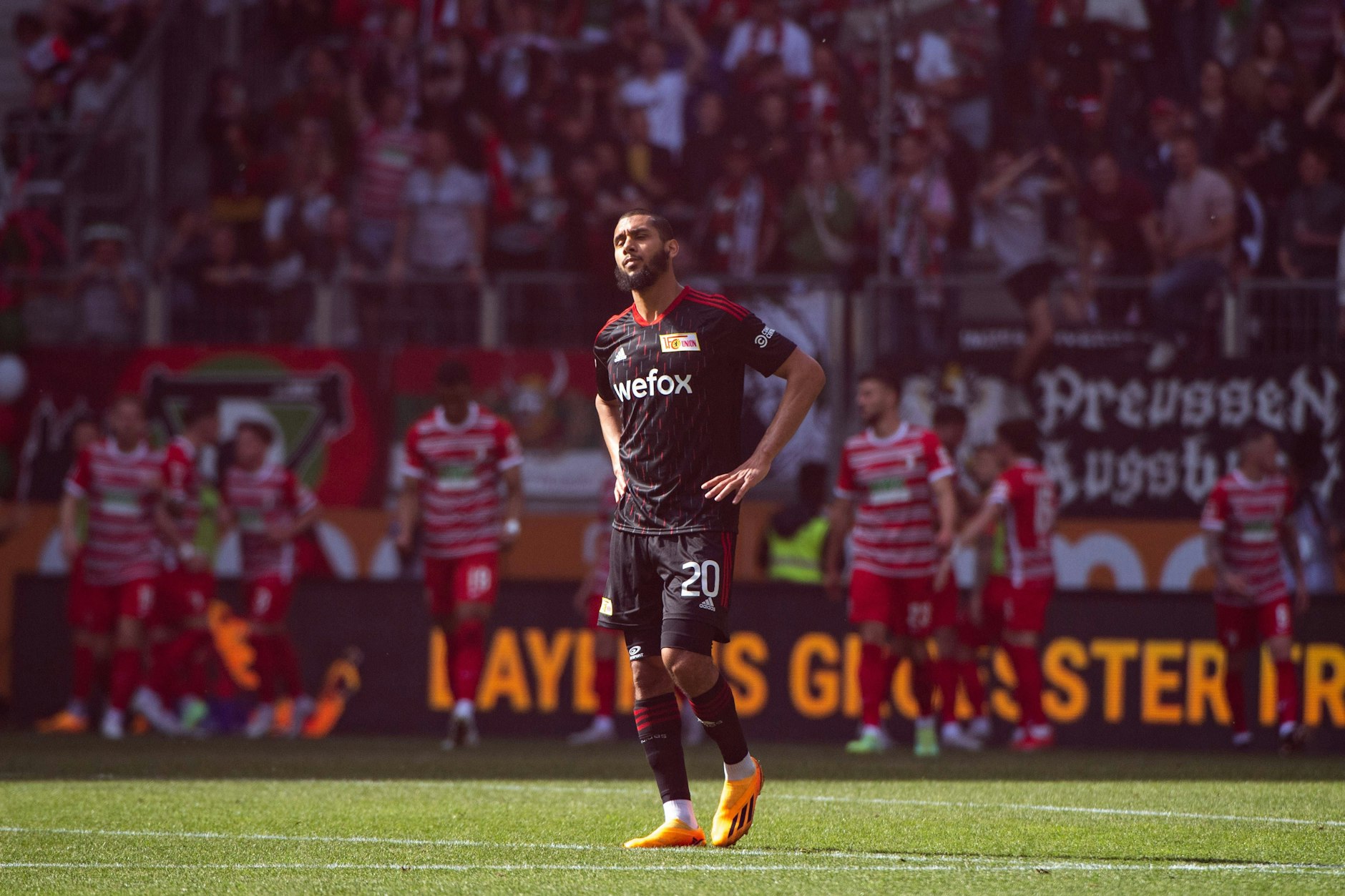 Aissa Laidouni ärgert sich über die Führung des FC Augsburg.&nbsp;