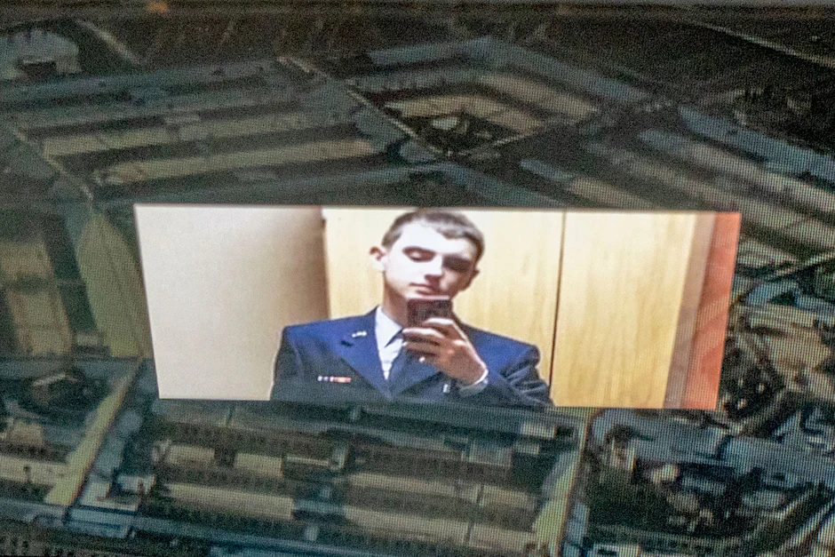 Diese Fotoillustration zeigt den Verdächtigen Jack Teixeira, wie er ein Selfie von sich macht.