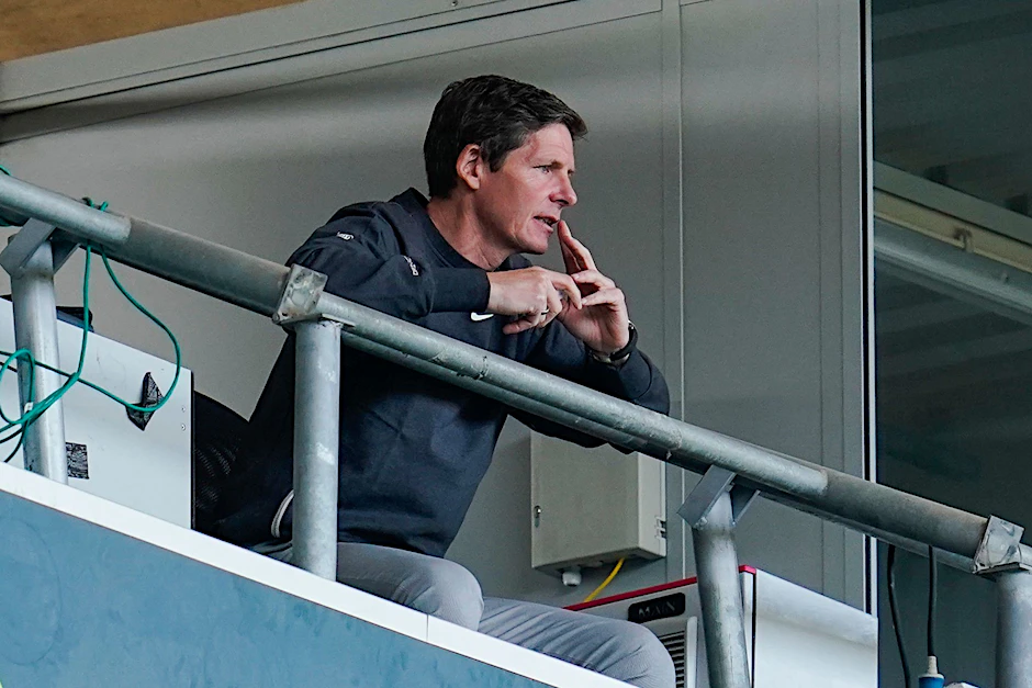 Frankfurts Trainer Oliver Glasner sitzt nach der roten Karten auf der Tribüne.  