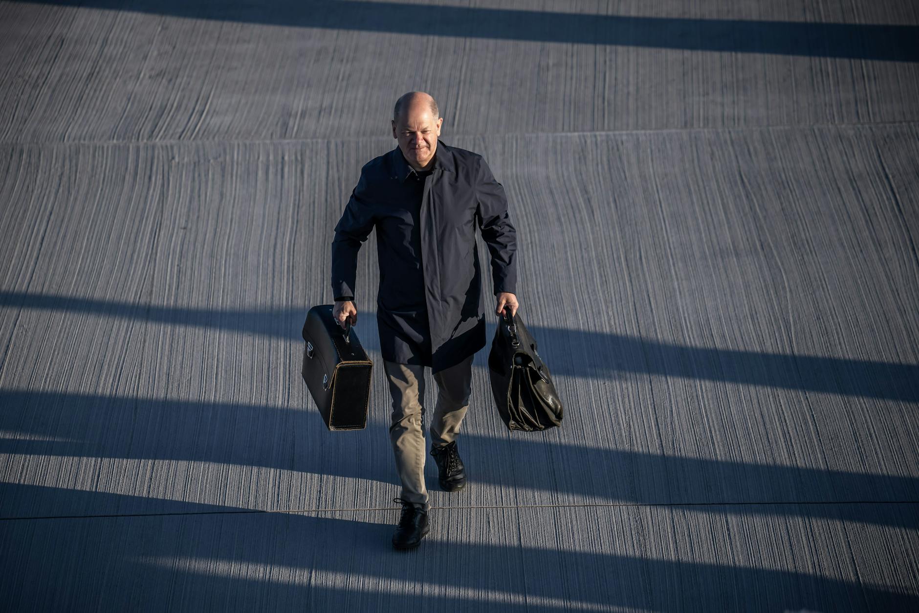 04.05.2023 - Bundeskanzler Olaf Scholz (SPD), steigt zu seiner Afrika-Reise ins Flugzeug.