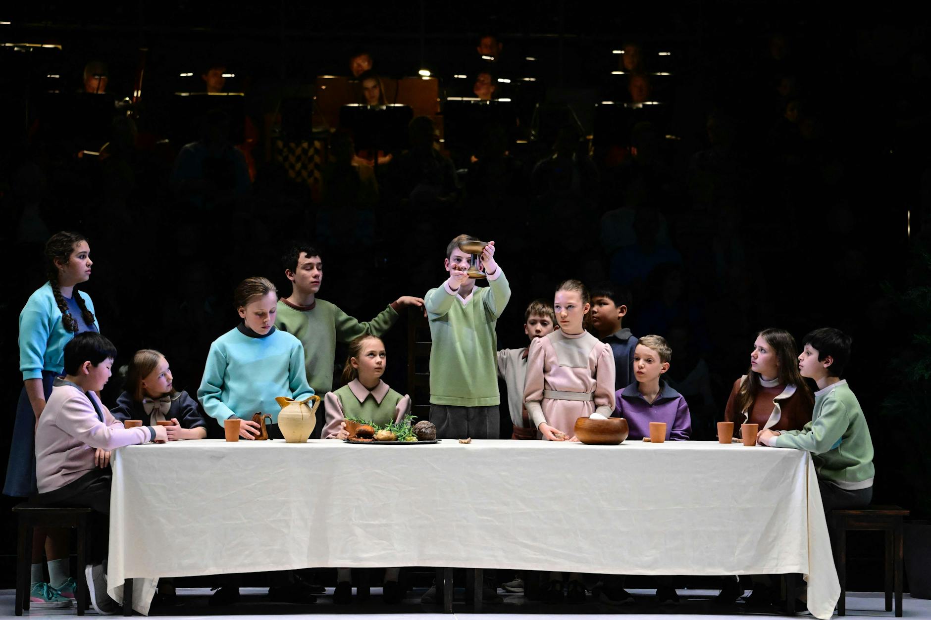 Matthäus-Passion an der Deutschen Oper Berlin: Das Geschehen wird von Kindern dargestellt.