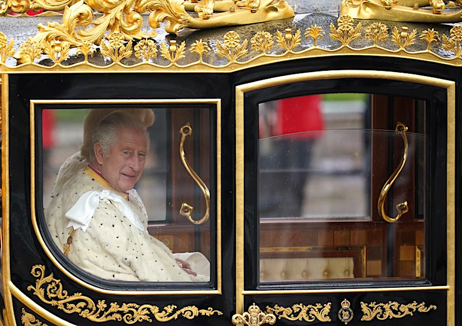 Der König kommt – Charles III. und Königin Camilla auf dem Weg vom Buckingham Palace zur Westminster Abbey.