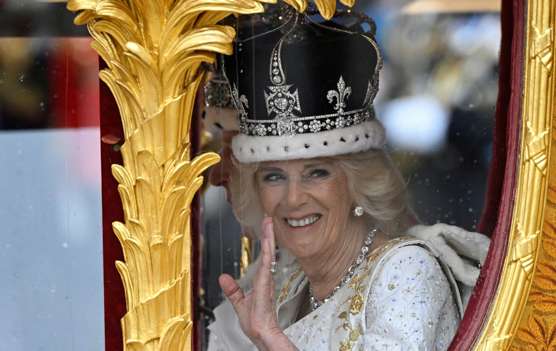 Königin Camilla mit der Krone von Queen Mary.