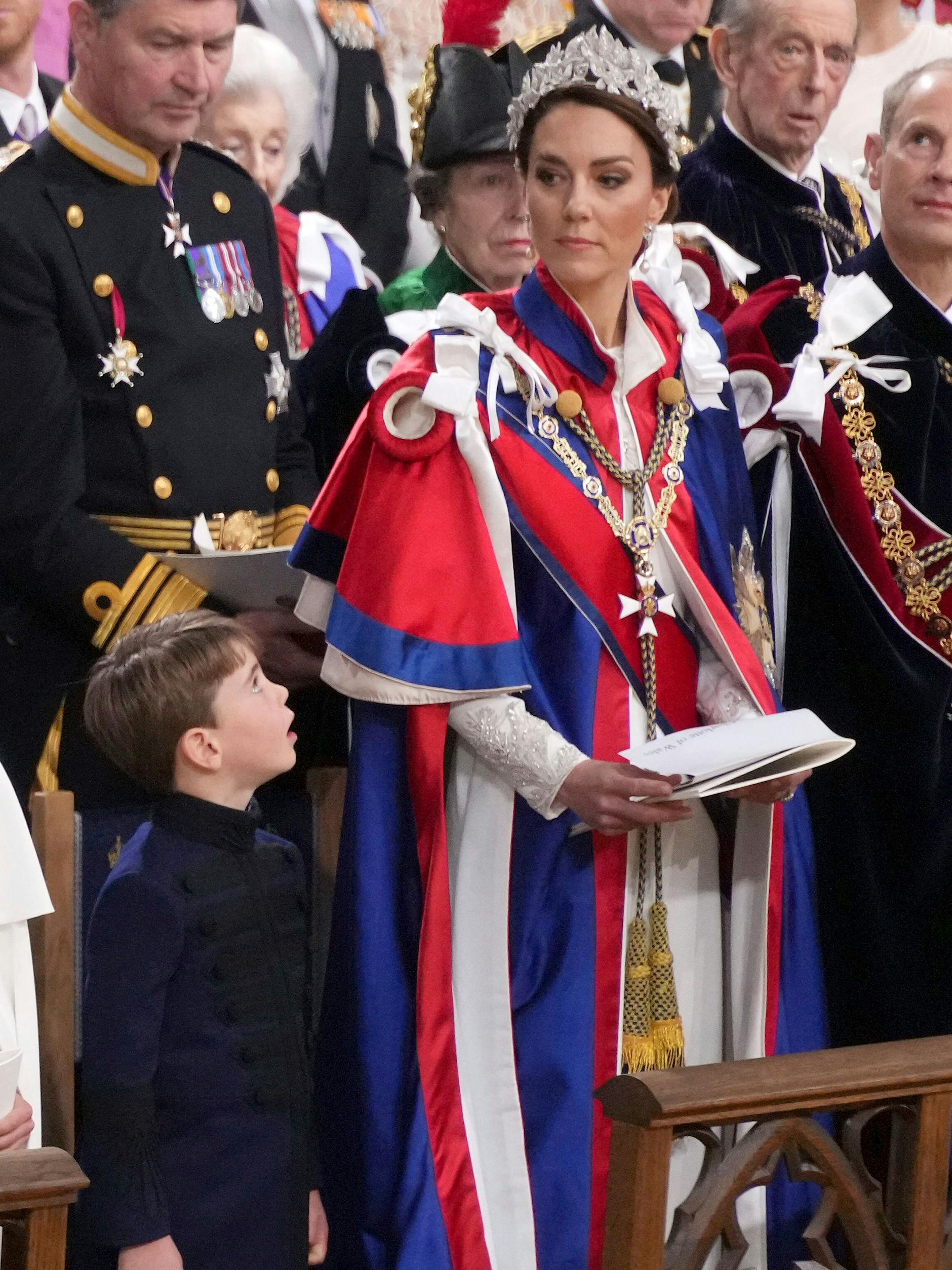 Prinz Louis steht während der Krönungszeremonie von König Charles III. anfangs noch neben seiner Mutter Kate, Prinzessin von Wales.