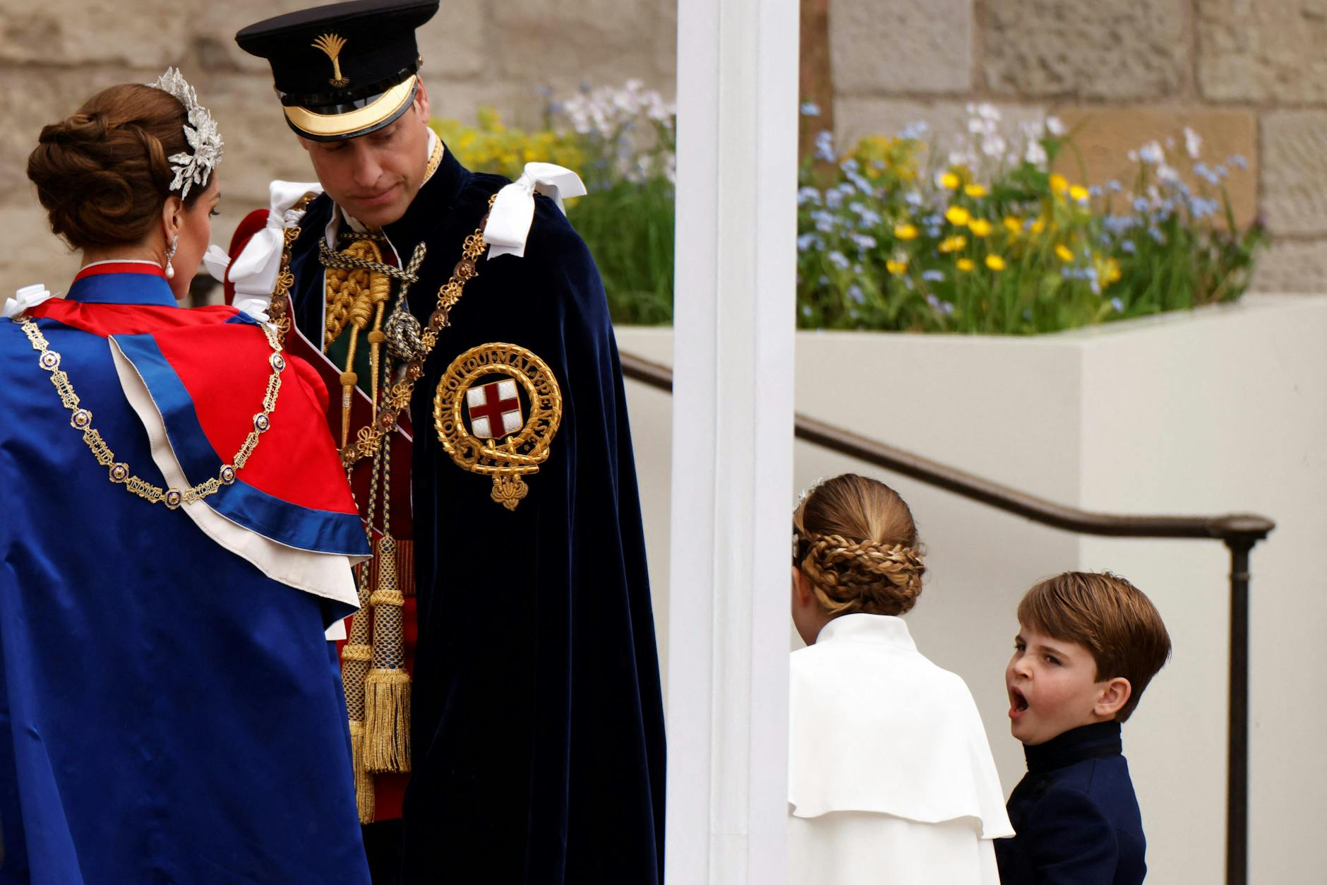 Böse Blicke von Mama und Papa? Thronfolger William (40) und Prinzessin Kate (41) sehen nicht so glücklich über die Gähn-Aktion ihres Sohnes aus.