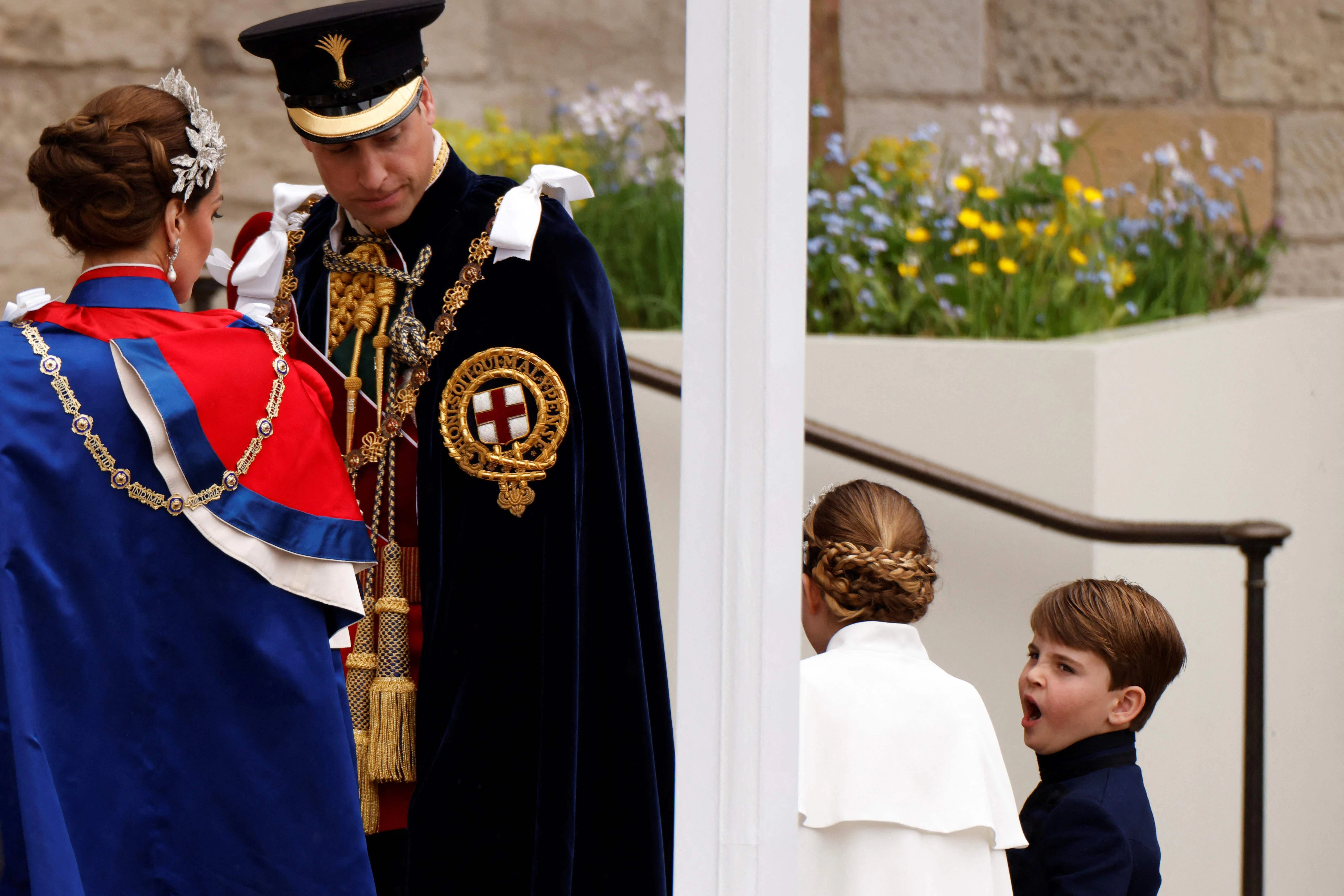 Böse Blicke von Mama und Papa? Thronfolger William (40) und Prinzessin Kate (41) sehen nicht so glücklich über die Gähn-Aktion ihres Sohnes aus.