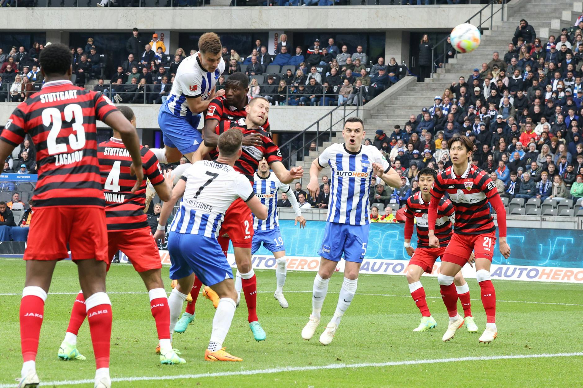 Da staunten sogar die Kollegen: Verteidiger Marc Kempf (M.) köpft wuchtig zum 1:0 für Hertha BSC gegen den VfB Stuttgart ein.