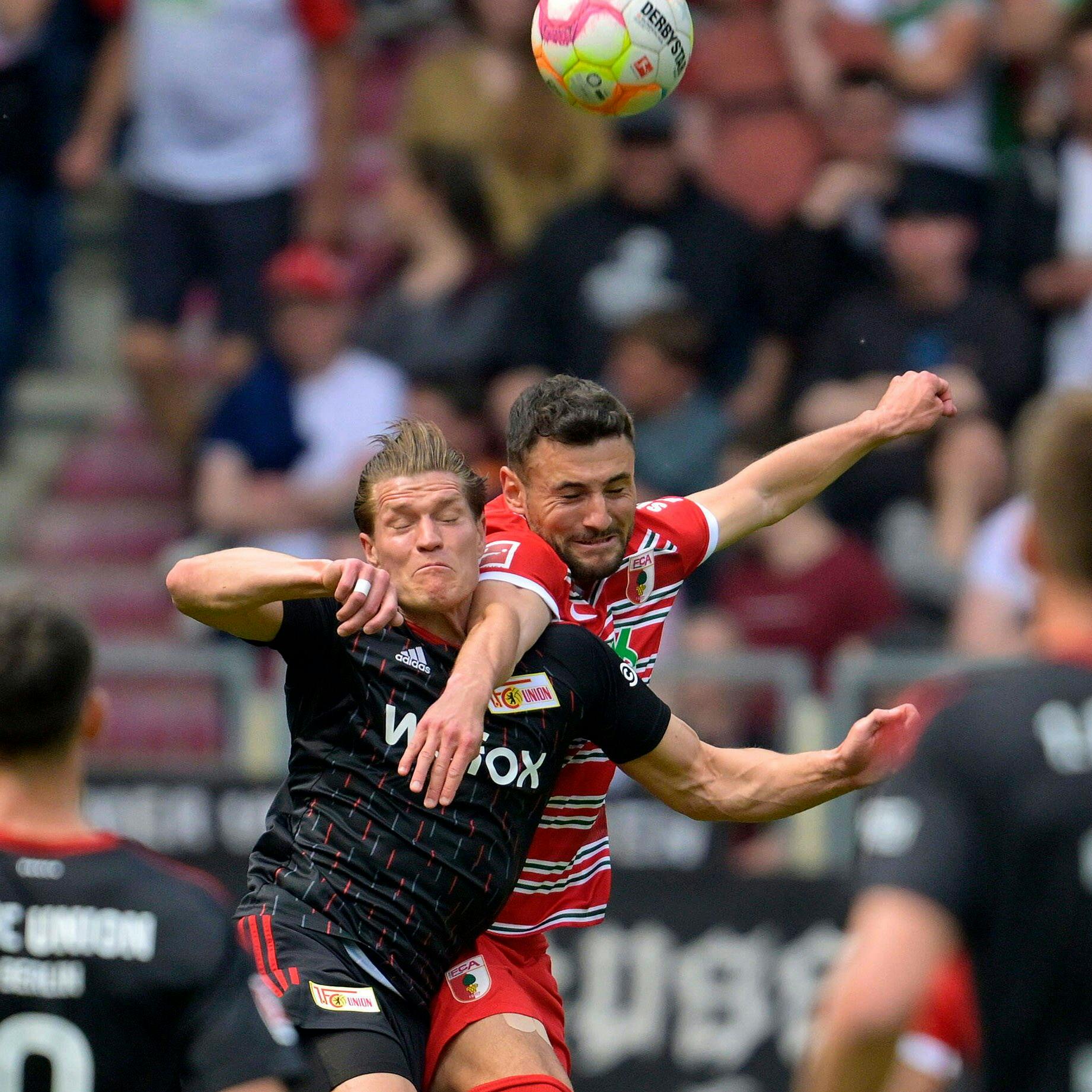 Fleißig wie immer, aber glücklos: Kevin Behrens (1. FC Union/l.) - hier im Zweikampf mit Augsburgs Maximilian Bauer - konnte sich diesmal nicht auszeichnen.