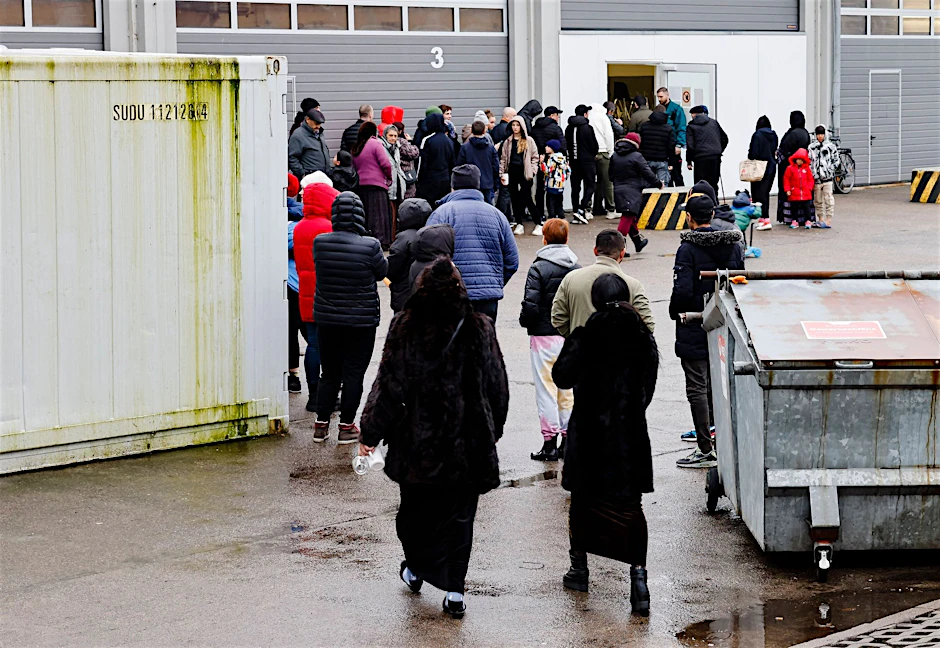 Menschen stehen an einer Essensausgabe in der Flüchtlingslandesunterkunft der Gemeinde Seeth im Kreis Nordfriesland an.&nbsp;