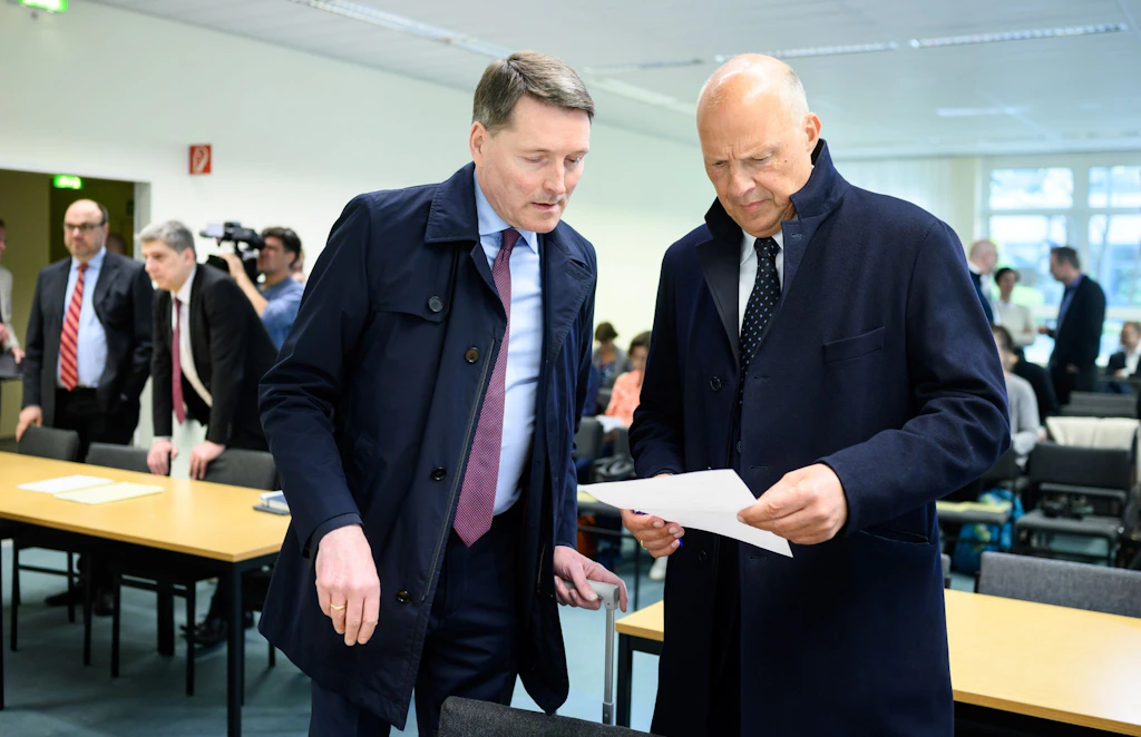 Streit um Schröder-Büro: Anwälte empfehlen Berufung