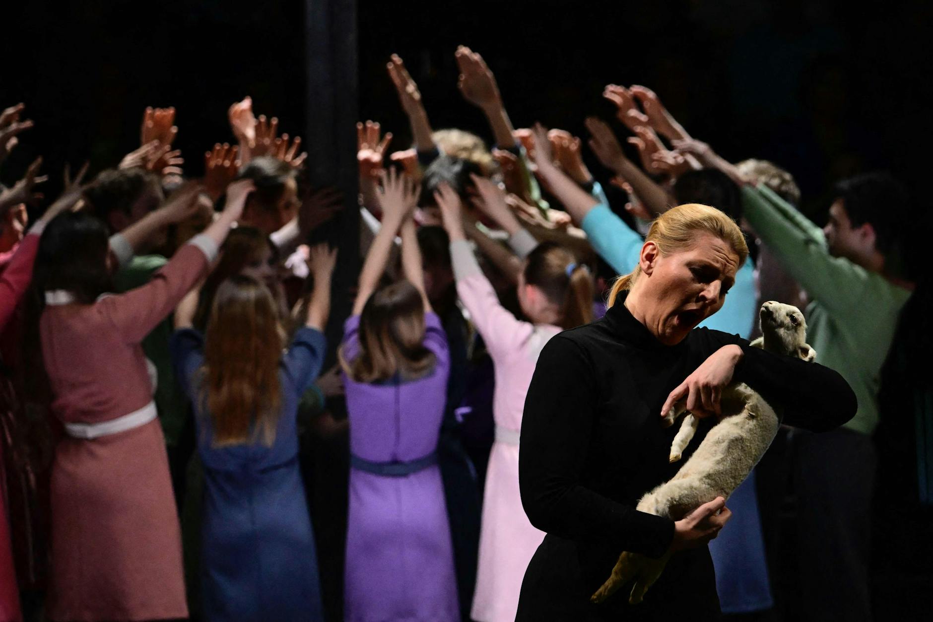 Szene aus Bachs Matthäus-Passion an der Deutschen Oper Berlin mit der Solistin Annika Schlicht.