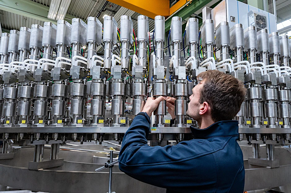 ARCHIV - Weniger Bestellungen gab es unter anderem in der Metallerzeugung und im Maschinenbau.  
