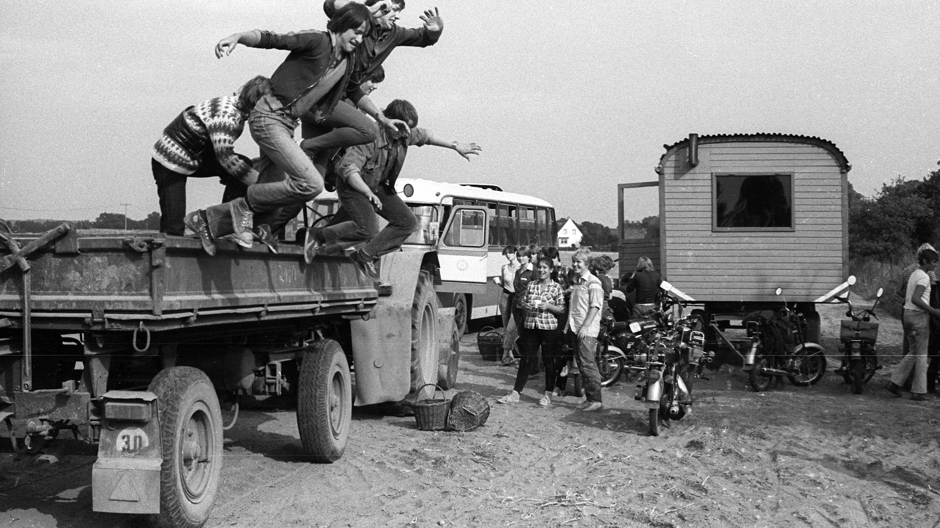 Jugendliche zu DDR-Zeiten beim Ernteeinsatz in einer LPG - endlich ist Feierabend!