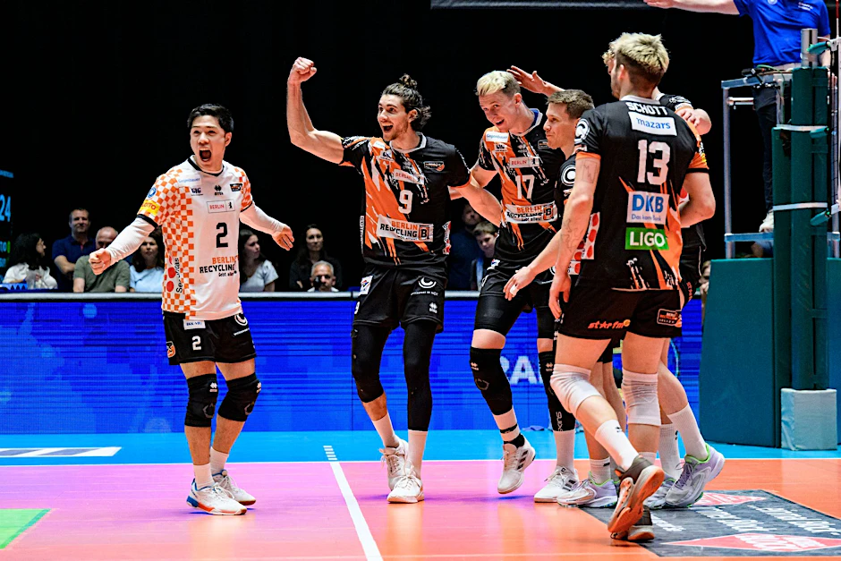 dpatopbilder - Berlins Spieler Satoshi Tsuiki (l-r), Timothee Carle, Marek Sotola und Ruben Schott jubeln nach dem Spiel.  