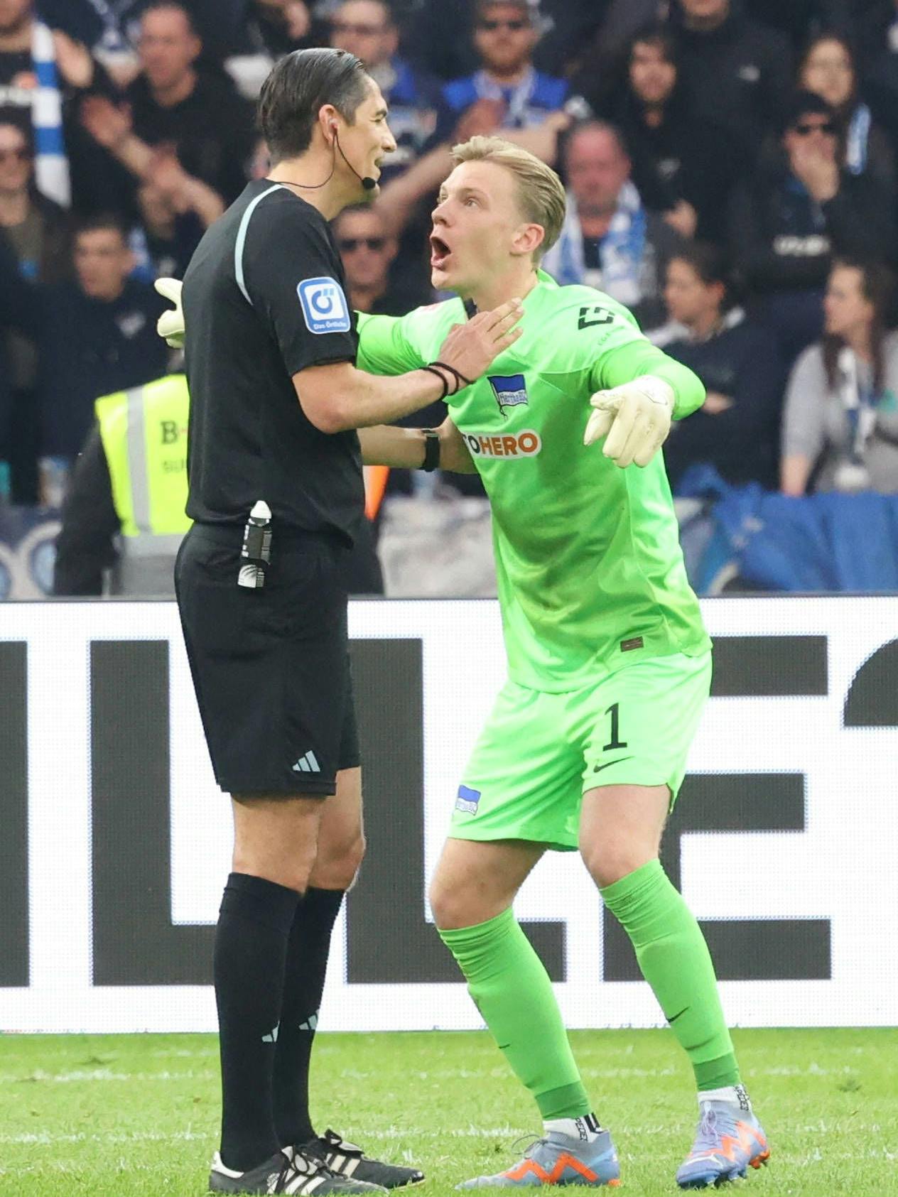 Oliver Christensen konnte es nicht fassen, bekam die Entscheidung von Schiedsrichter Deniz Aytekin aber erklärt.