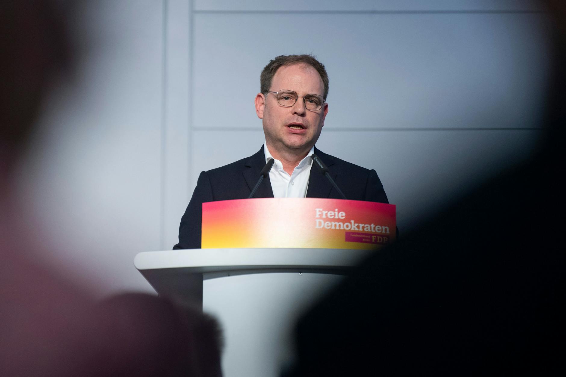 Christoph Meyer, Landesvorsitzender der Berliner FDP, spricht beim Parteitag der FDP Berlin. Bei dem Parteitag wird unter anderem über Konsequenzen aus der Wahl zum Abgeordnetenhaus am 12. Februar, bei der die FDP den Wiedereinzug in das Parlament verpasst hatte, debattiert.