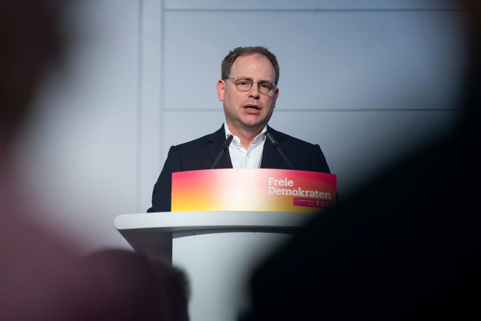 Christoph Meyer, Landesvorsitzender der Berliner FDP, spricht beim Parteitag der FDP Berlin. Bei dem Parteitag wird unter anderem über Konsequenzen aus der Wahl zum Abgeordnetenhaus am 12. Februar, bei der die FDP den Wiedereinzug in das Parlament verpasst hatte, debattiert. 